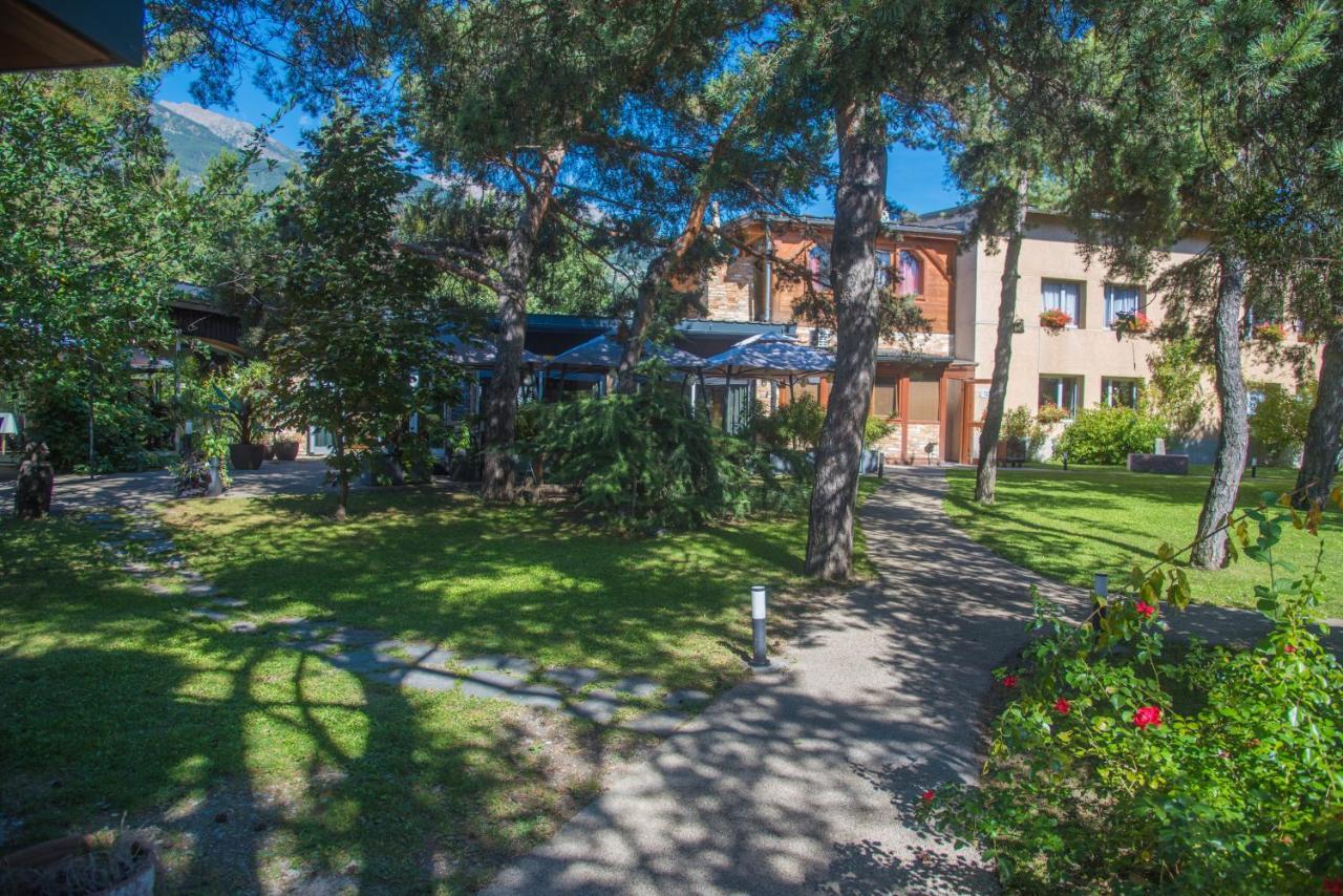 Logis Hotel Le Lac Эмбрён Экстерьер фото