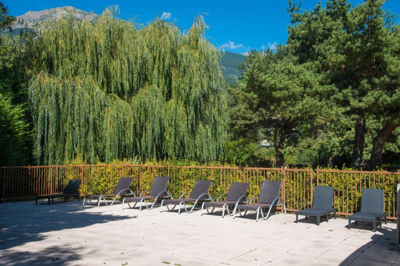 Logis Hotel Le Lac Эмбрён Экстерьер фото