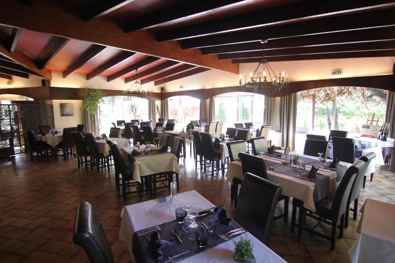Logis Hotel Le Lac Эмбрён Экстерьер фото