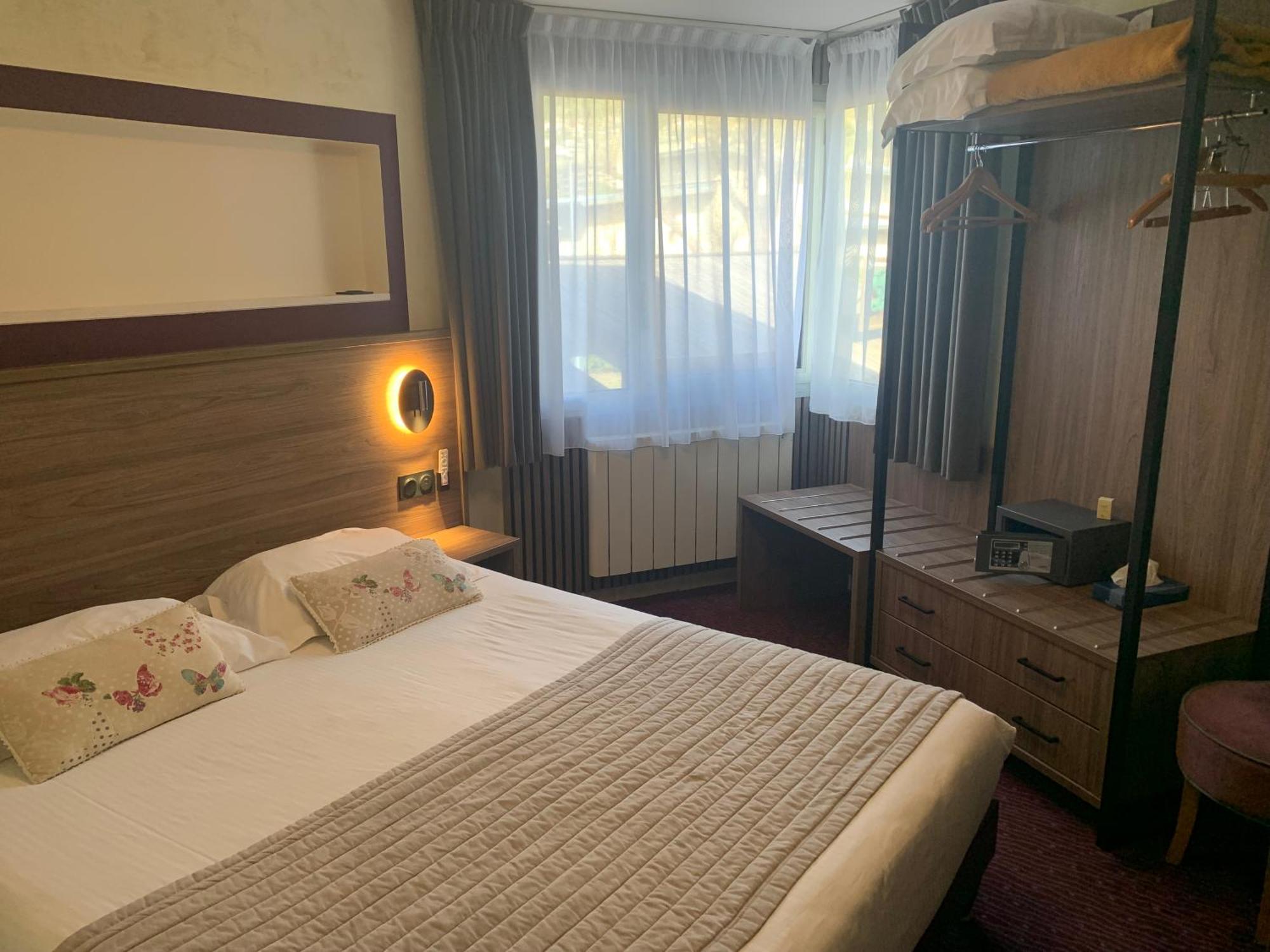 Logis Hotel Le Lac Эмбрён Экстерьер фото