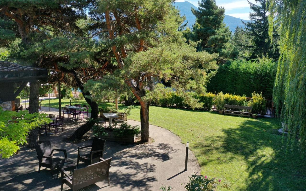 Logis Hotel Le Lac Эмбрён Экстерьер фото