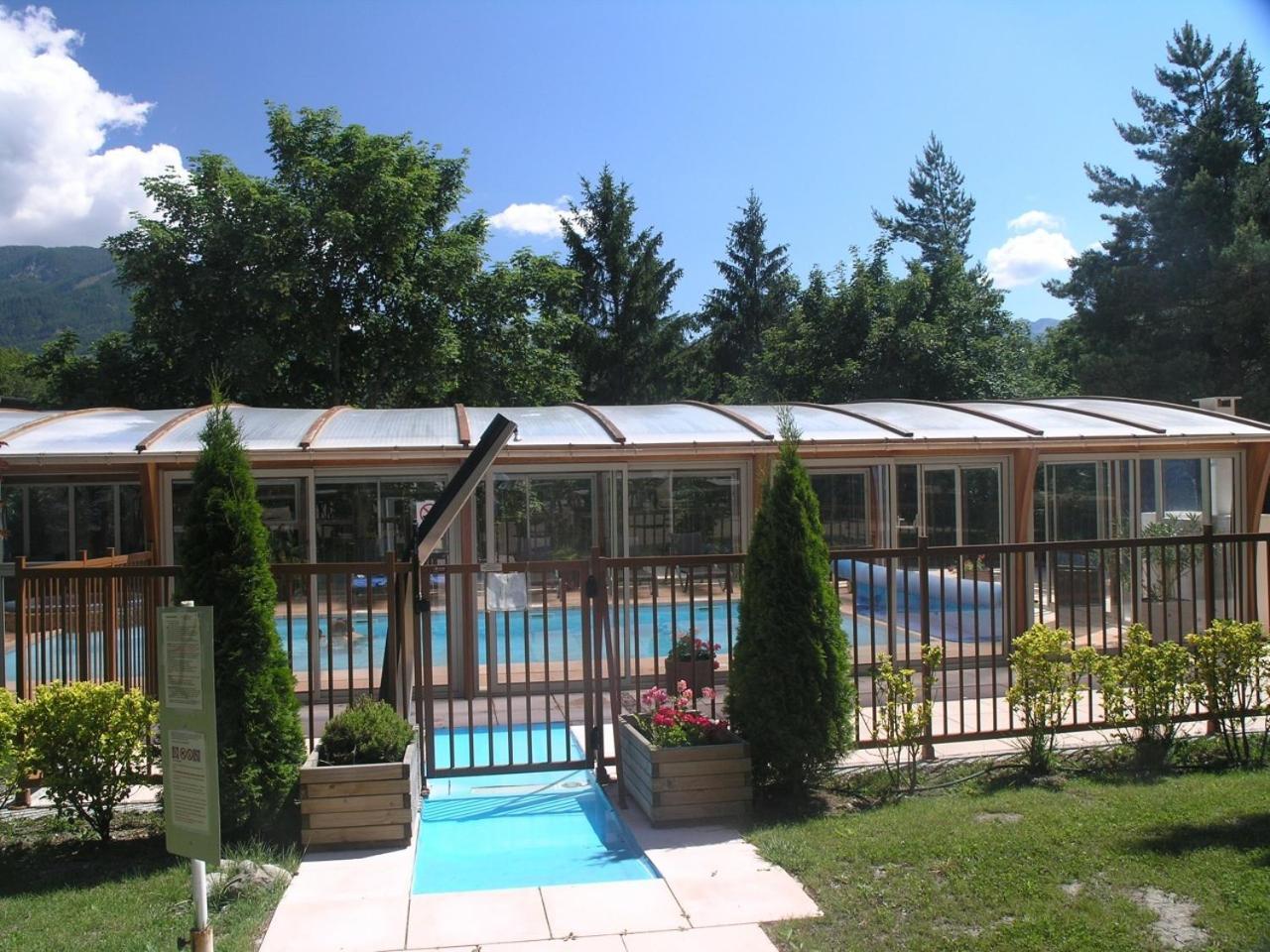 Logis Hotel Le Lac Эмбрён Экстерьер фото