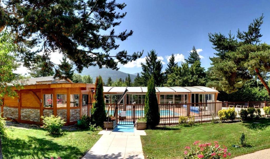 Logis Hotel Le Lac Эмбрён Экстерьер фото