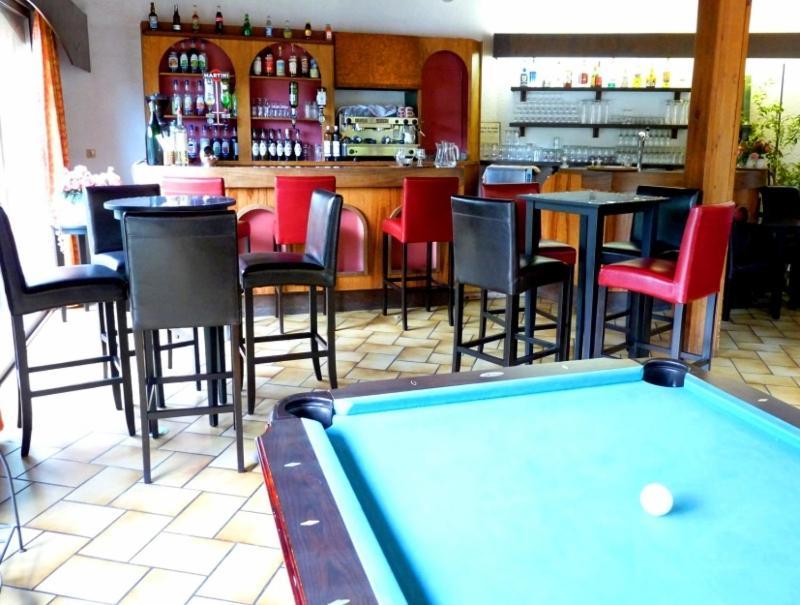 Logis Hotel Le Lac Эмбрён Экстерьер фото